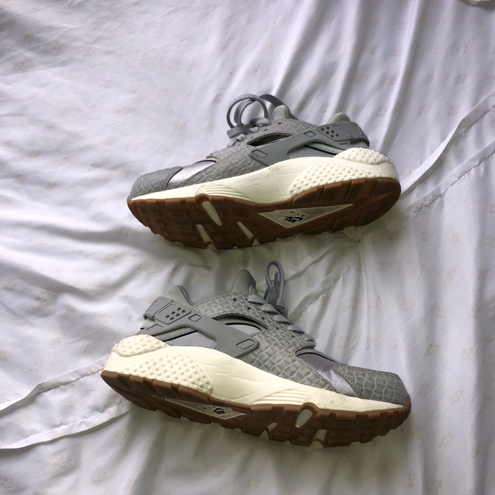 Women’s Size 8 Silver Grey Nike Huaraches